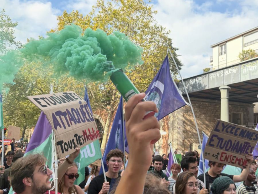 Francia, la rivolta dei licei diventa un caso politico