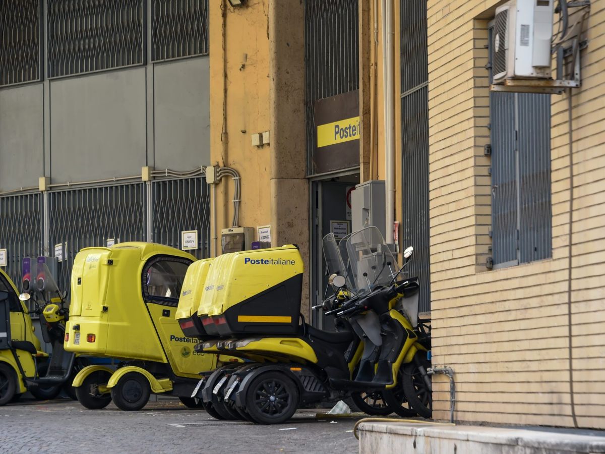 Poste, sprint green nei piccoli centri: oltre 2.600 colonnine per l’auto elettrica con il Progetto Polis