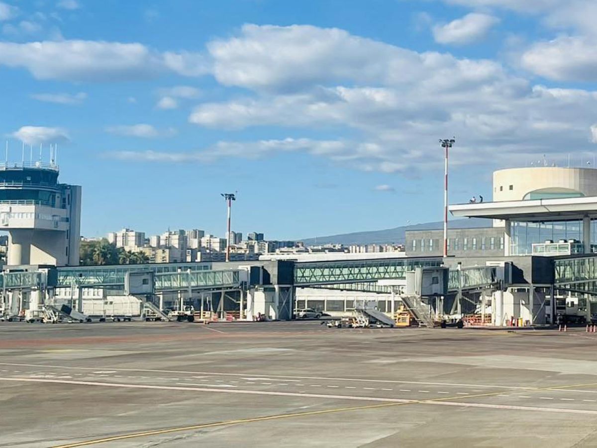 Eruzione Etna, ancora chiuso l’aeroporto di Catania