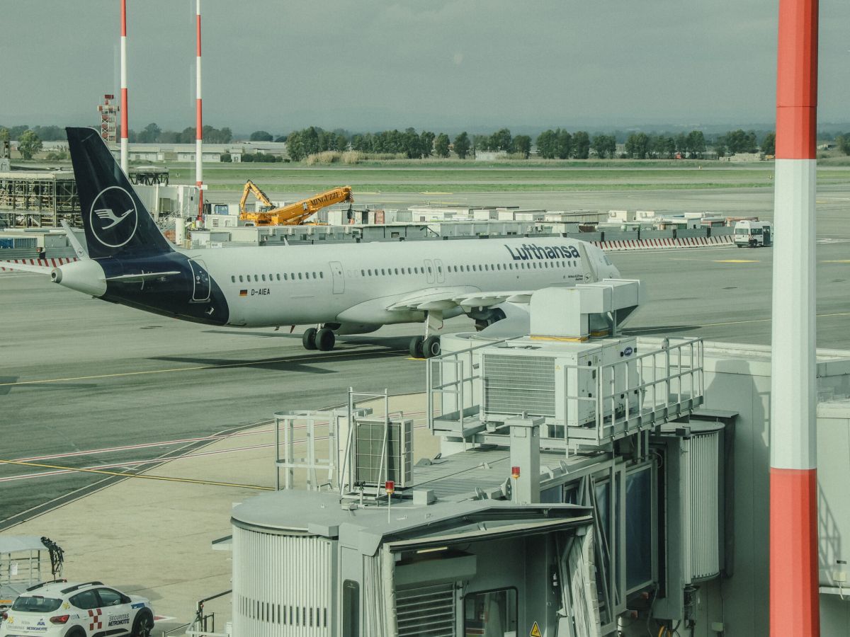Il caro carburante spacca i trasporti in due: Lufthansa taglia 20mila voli, il TPL italiano chiede aiuto