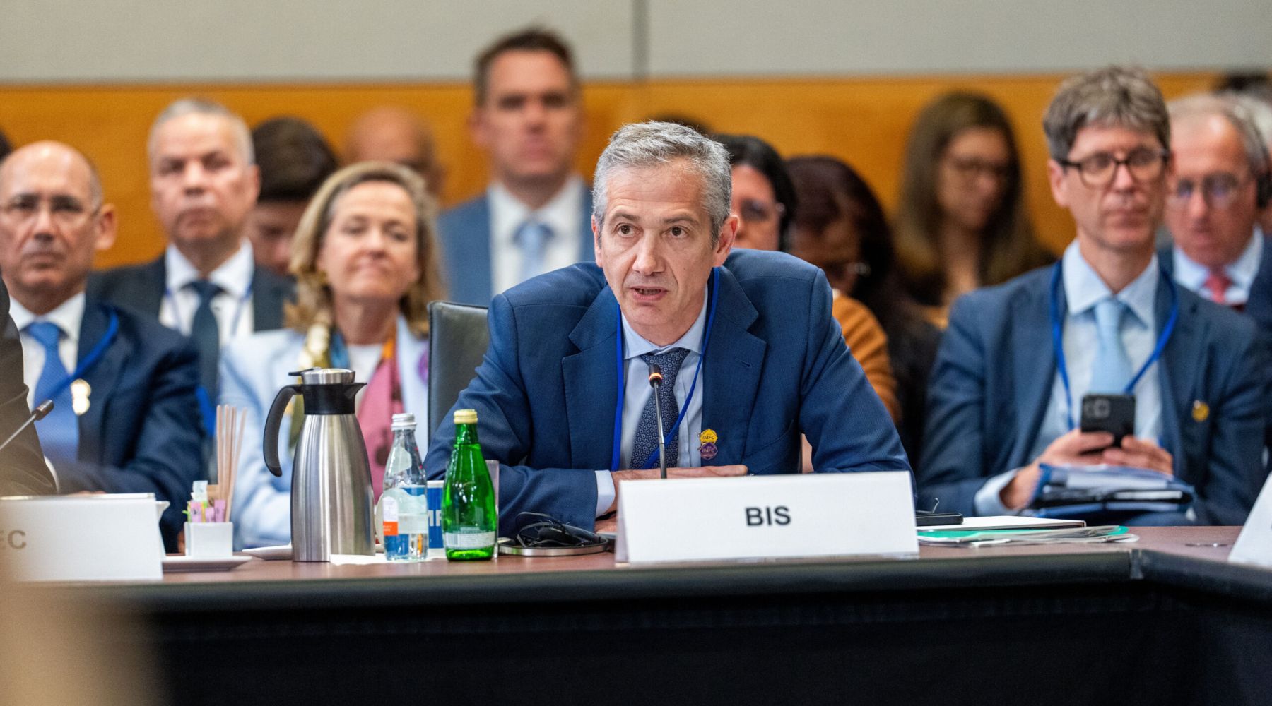 La BRI lancia l’allarme: bolla dell’IA, debito pubblico e inflazione minacciano la crescita globale