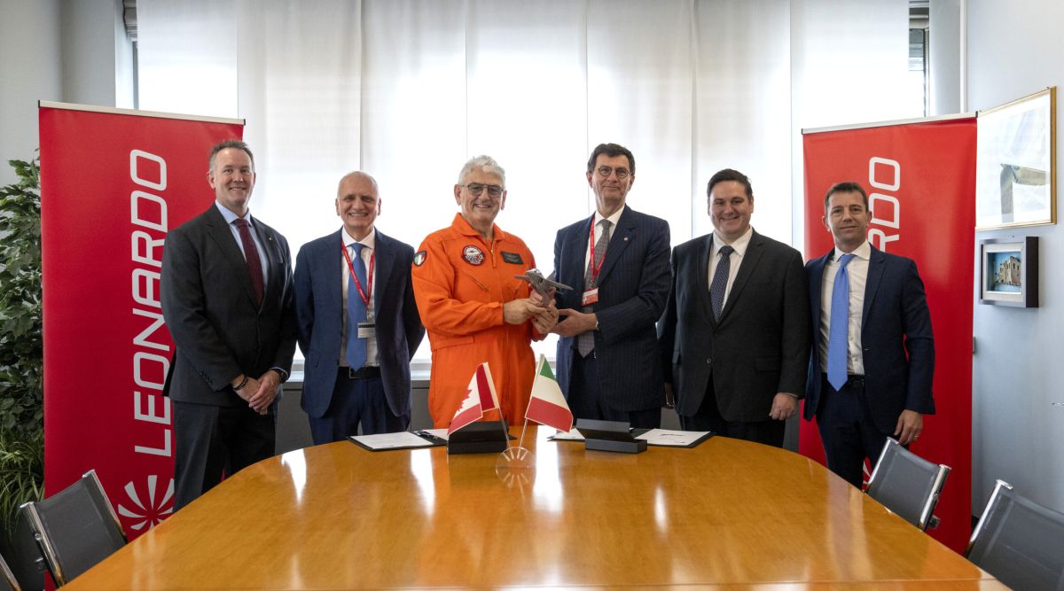 Leonardo vende sei M-346 T Block 20 per addestrare i piloti da caccia della NATO