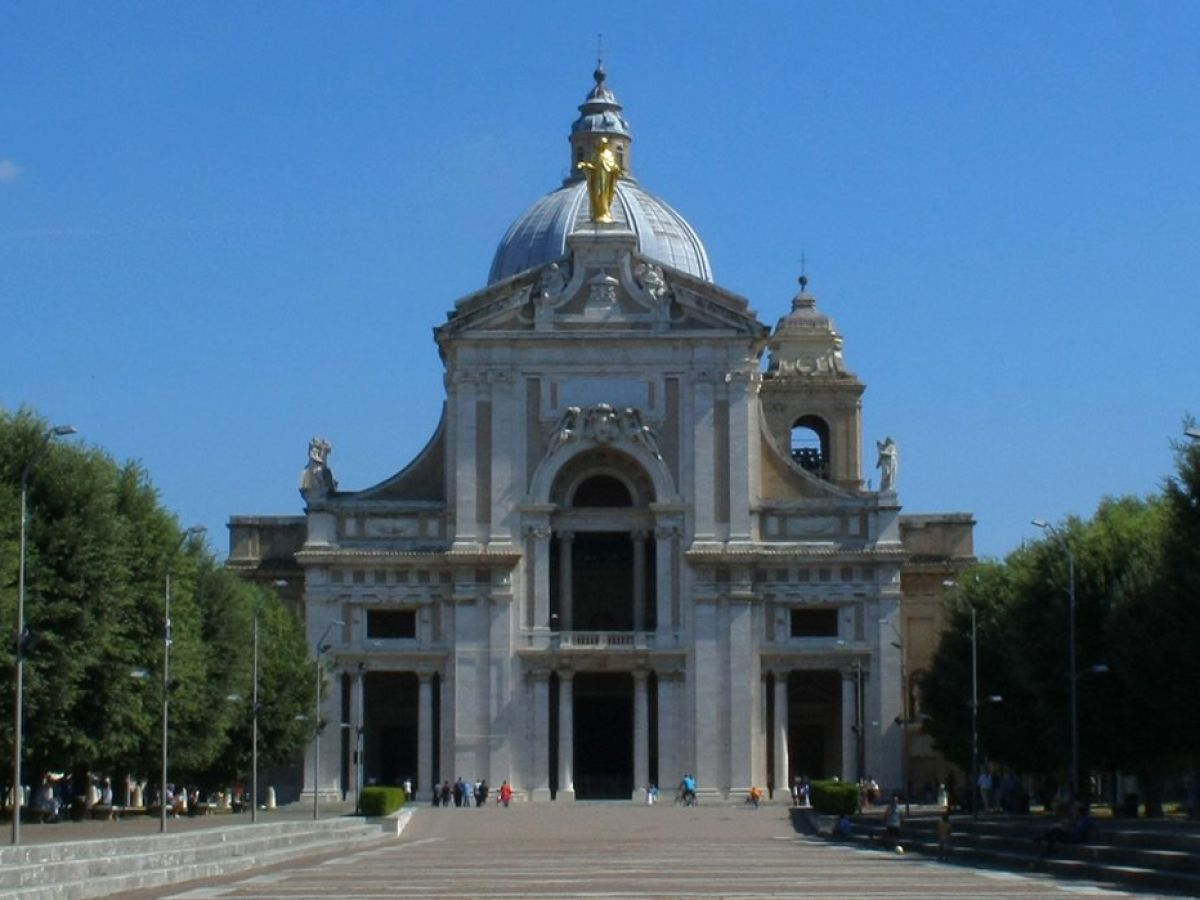 Assisi, 2,6 milioni dal Mit per riqualificare Piazza Santa Maria degli Angeli: lavori su pavimentazione, gradoni e accessibilità