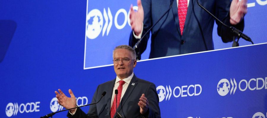 L’OCSE vede un’economia mondiale che rallenta ma regge, l’Italia sale allo 0,9%