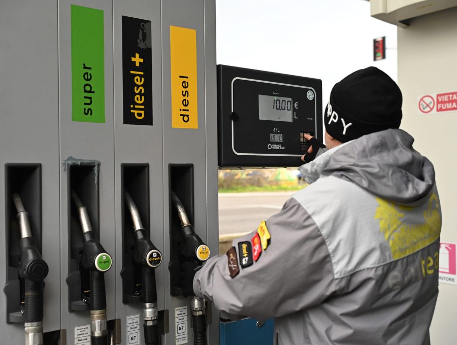 Accise prorogate fino al 30 aprile: i pro e i contro del nuovo decreto carburanti