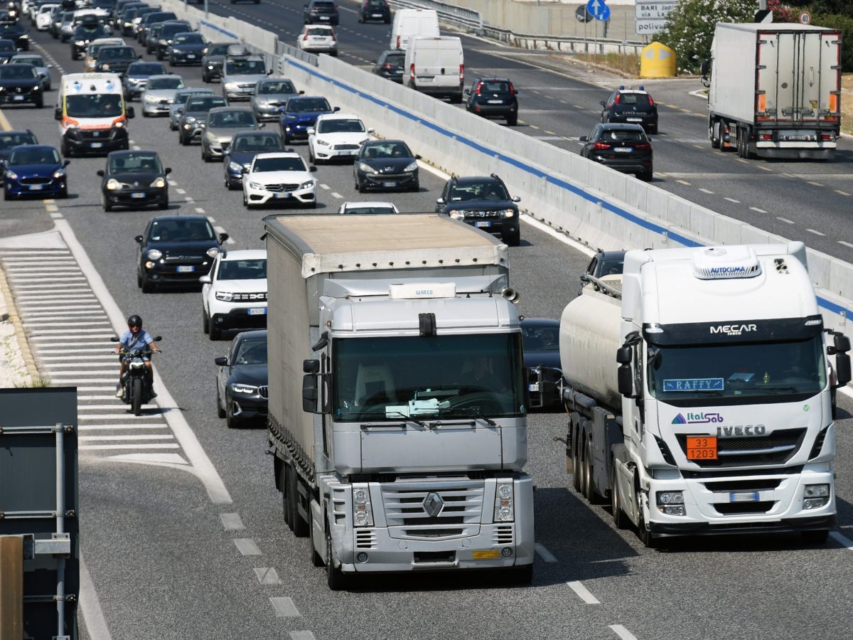 Carburanti, Commissione UE dà ok per 300 milioni di aiuti di Stato per imprese di trasporto su strada