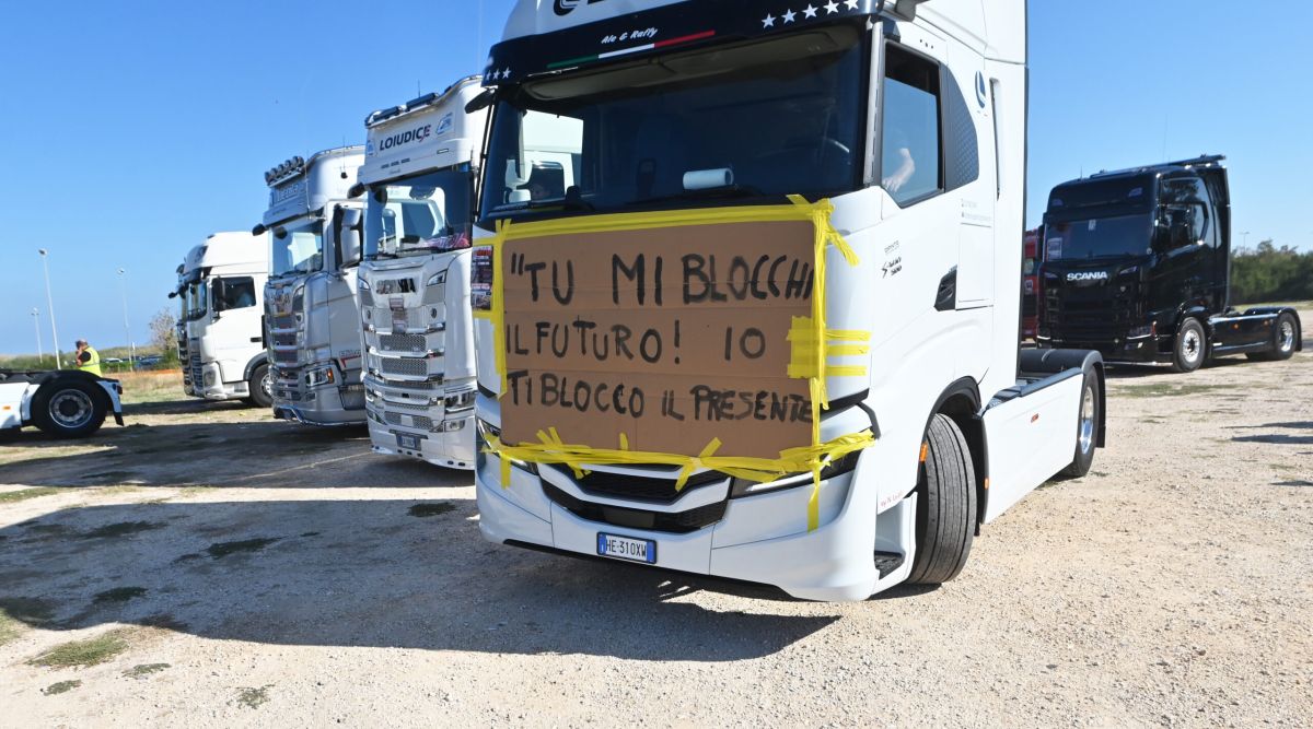 Autotrasporto, la Sicilia riparte ma nel resto del Sud i blocchi restano fino al 27