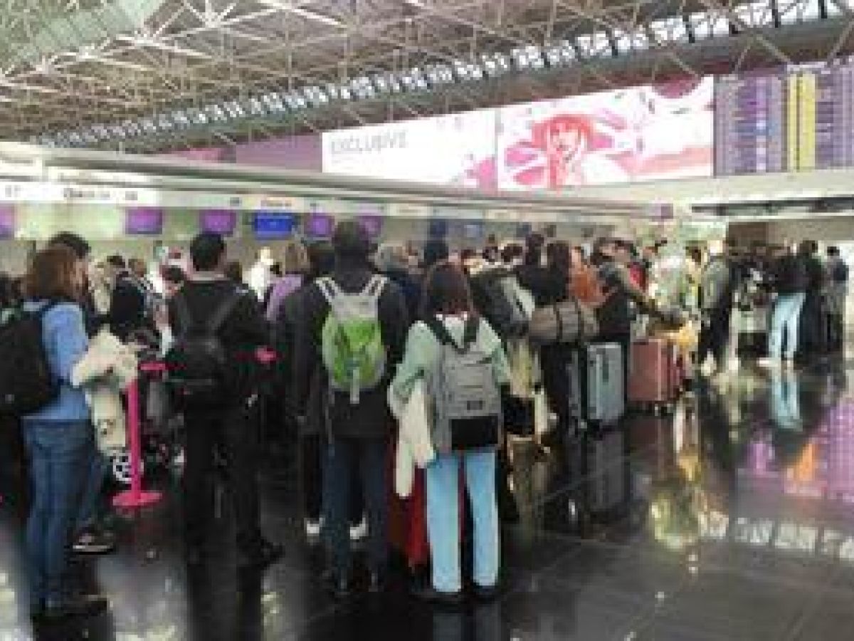 Natale, rincari record per aerei, treni e traghetti: l’allarme di Ciani sui costi dei biglietti