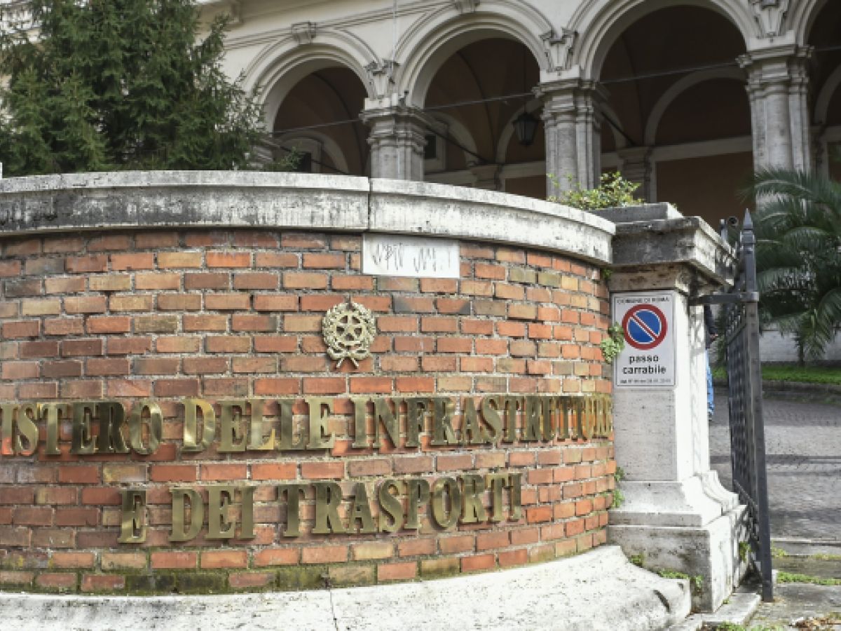 Porti, Mit: “Non c’è alcun commissariamento, garantire la continuità del sistema”