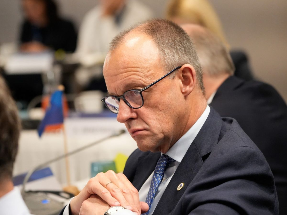 Auto, Merz sfida Bruxelles: dopo il 2035 chiede spazio per ibridi e biocarburanti