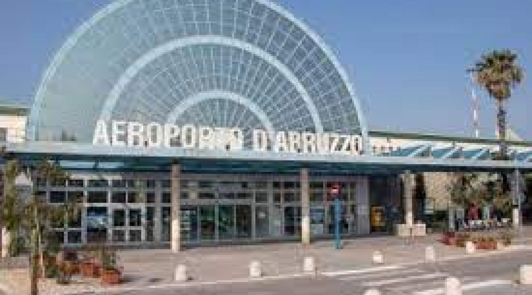 Aeroporto d’Abruzzo, il Pd attacca: “Basta scalo di serie B, servono ILS Cat II e III per evitare dirottamenti”