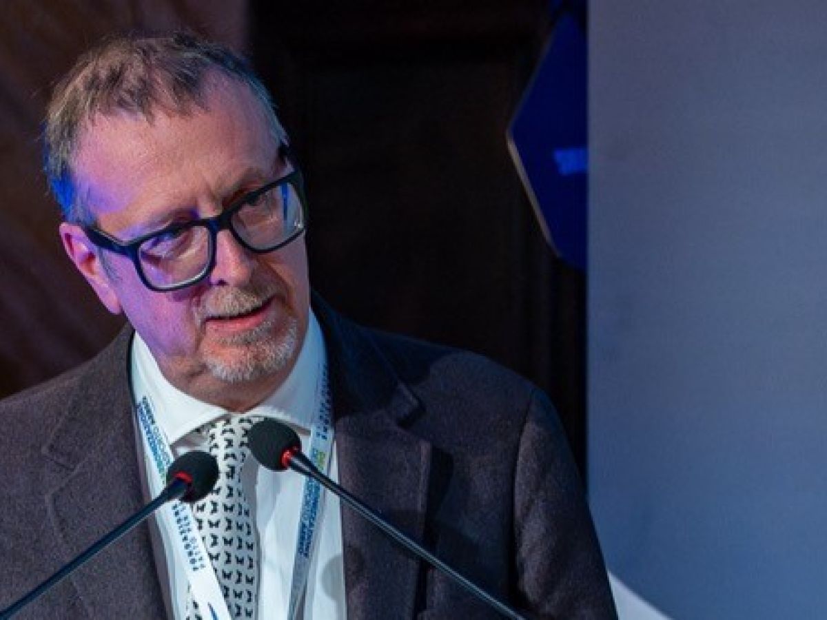 Decarbonizzazione trasporto aereo, Chiaramonti: “Aumentare capacità produttiva alternative fuels”