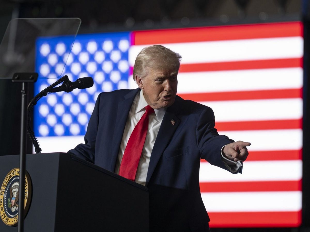 Trump guida patto tech per data center IA: energia sostenibile senza costi per i cittadini
