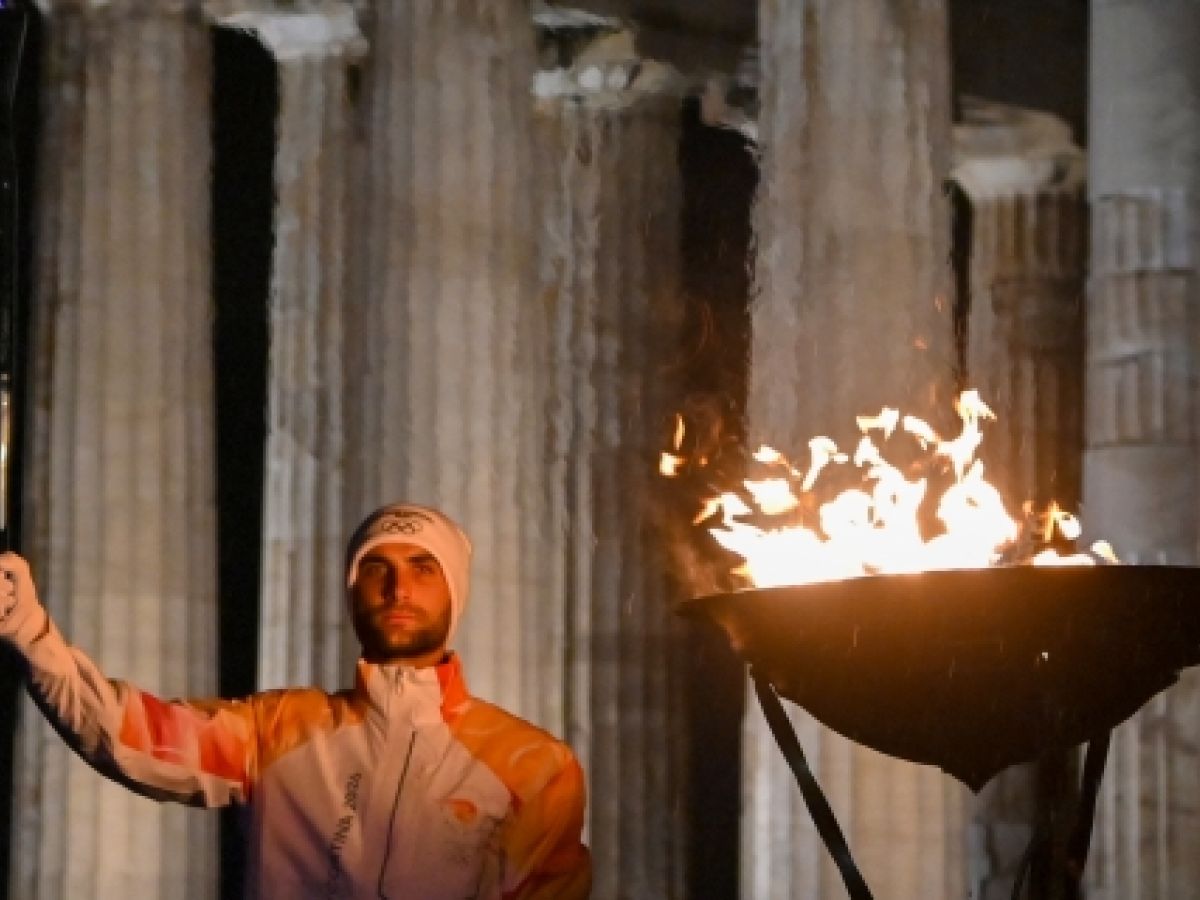 Milano-Cortina: la fiamma olimpica arriva in Italia, ad accoglierla Mattarella