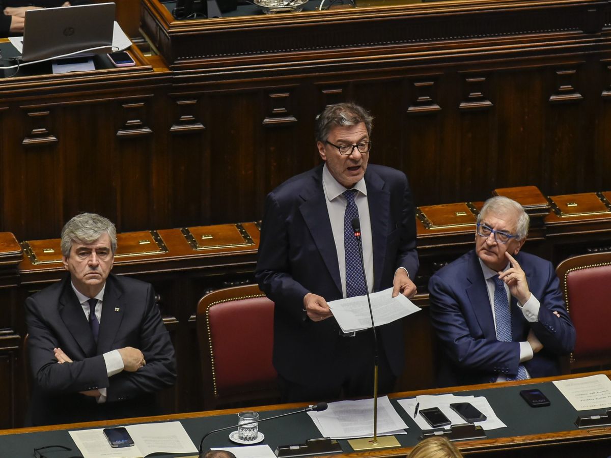 Giorgetti alla Camera annuncia l’attivazione della clausola di salvaguardia nazionale