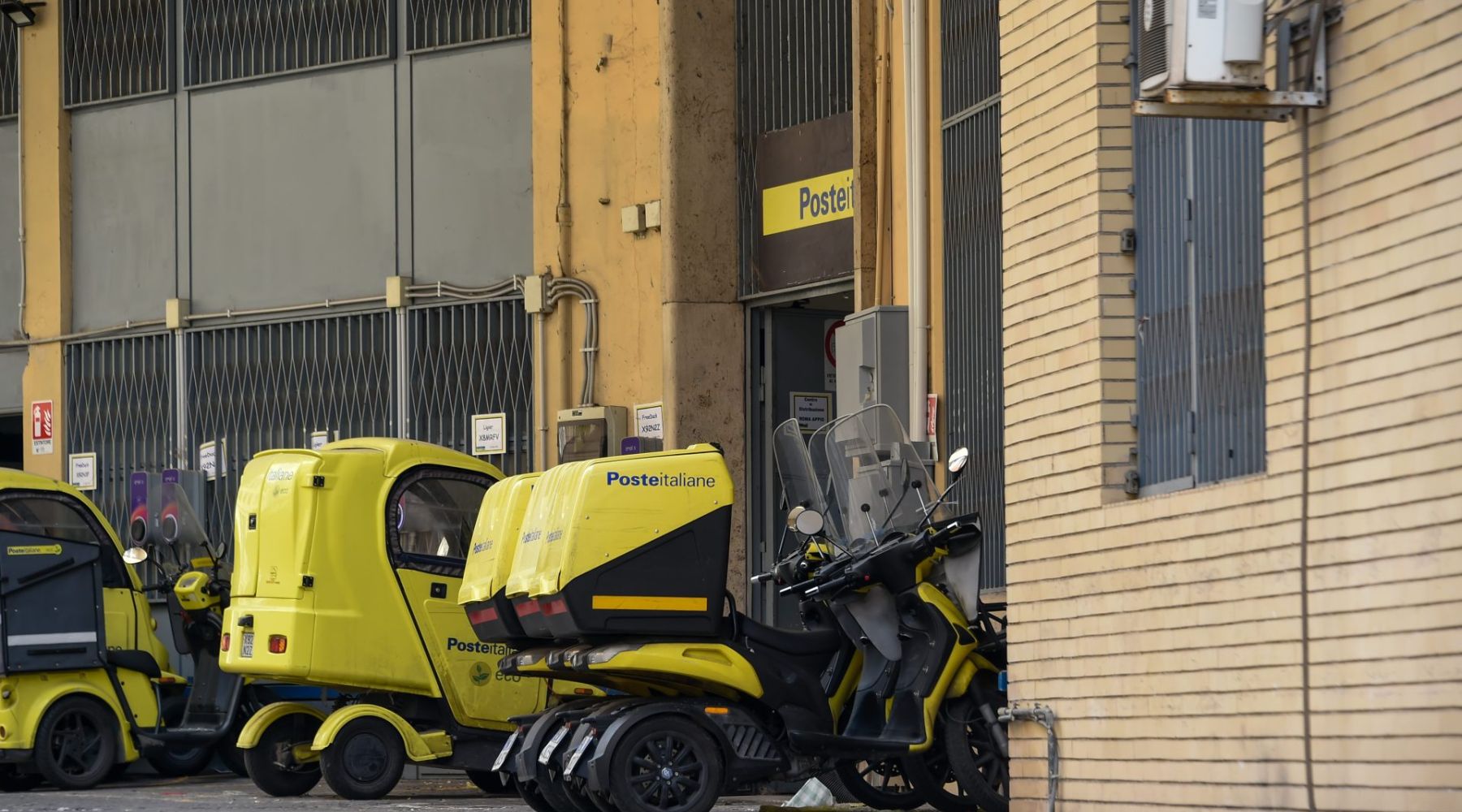 Poste, sprint green nei piccoli centri: oltre 2.600 colonnine per l’auto elettrica con il Progetto Polis