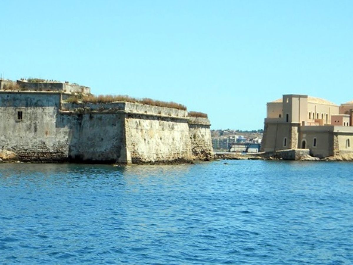 Porto di Augusta, via libera al restyling dei Forti Vittoria e Garcia: un milione di euro per l’accessibilità e la messa in sicurezza