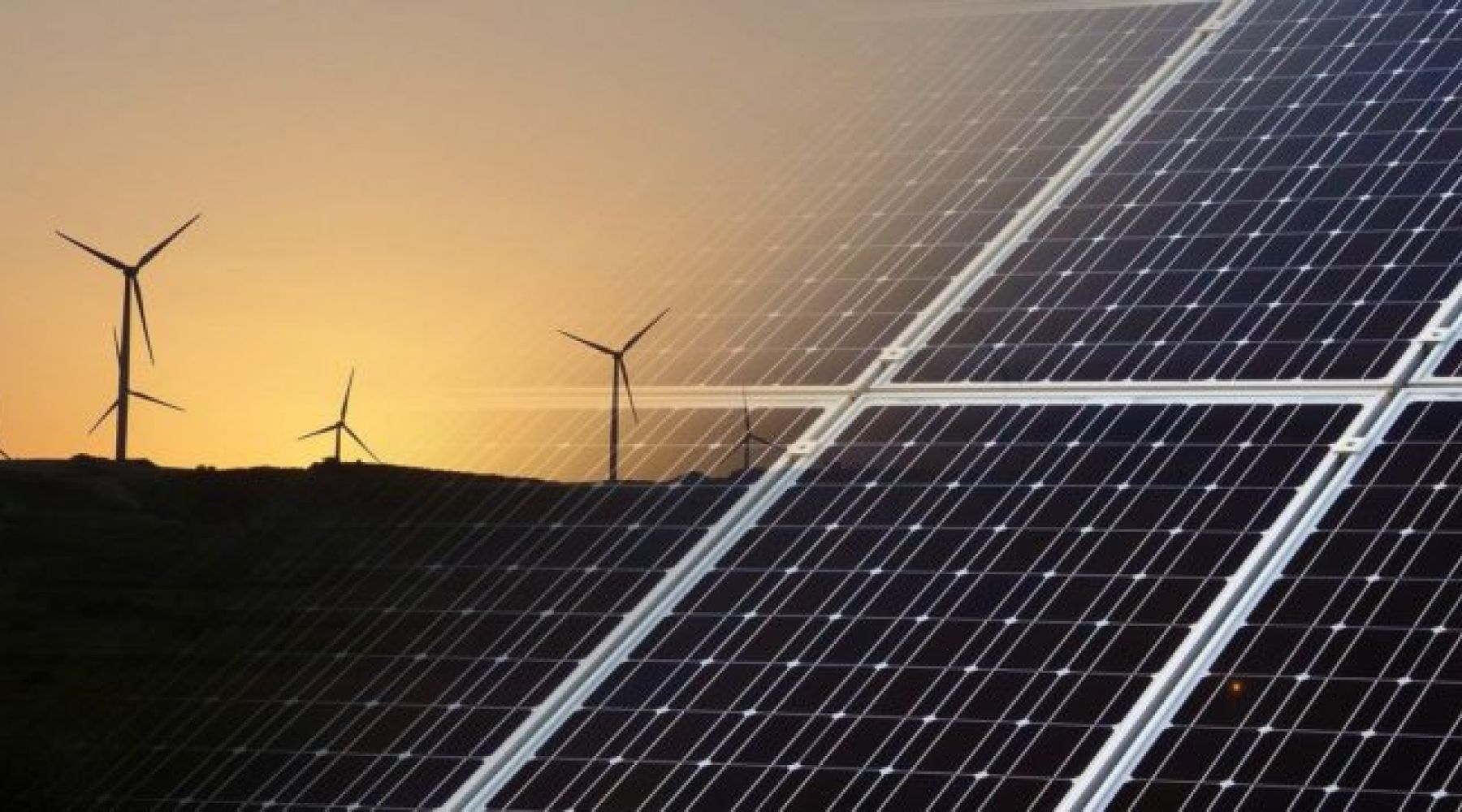 Von der Leyen: “Quasi 2 mila miliardi spesi l’anno scorso per energia pulita”