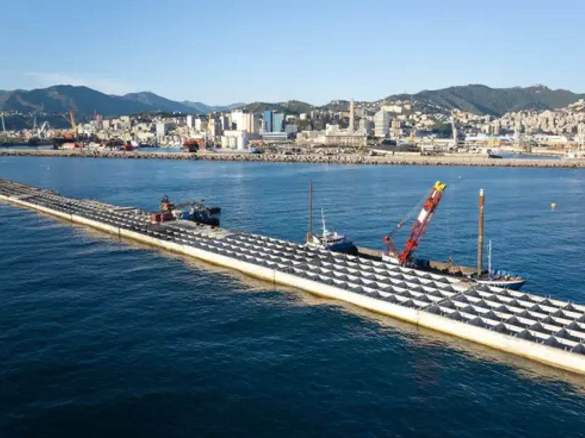 Genova, Webuild: posato il quindicesimo cassone della Nuova Diga Foranea, superate le 50 mila colonne di ghiaia