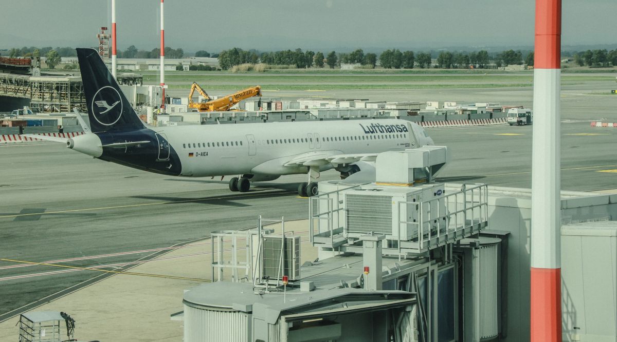 Il caro carburante spacca i trasporti in due: Lufthansa taglia 20mila voli, il TPL italiano chiede aiuto