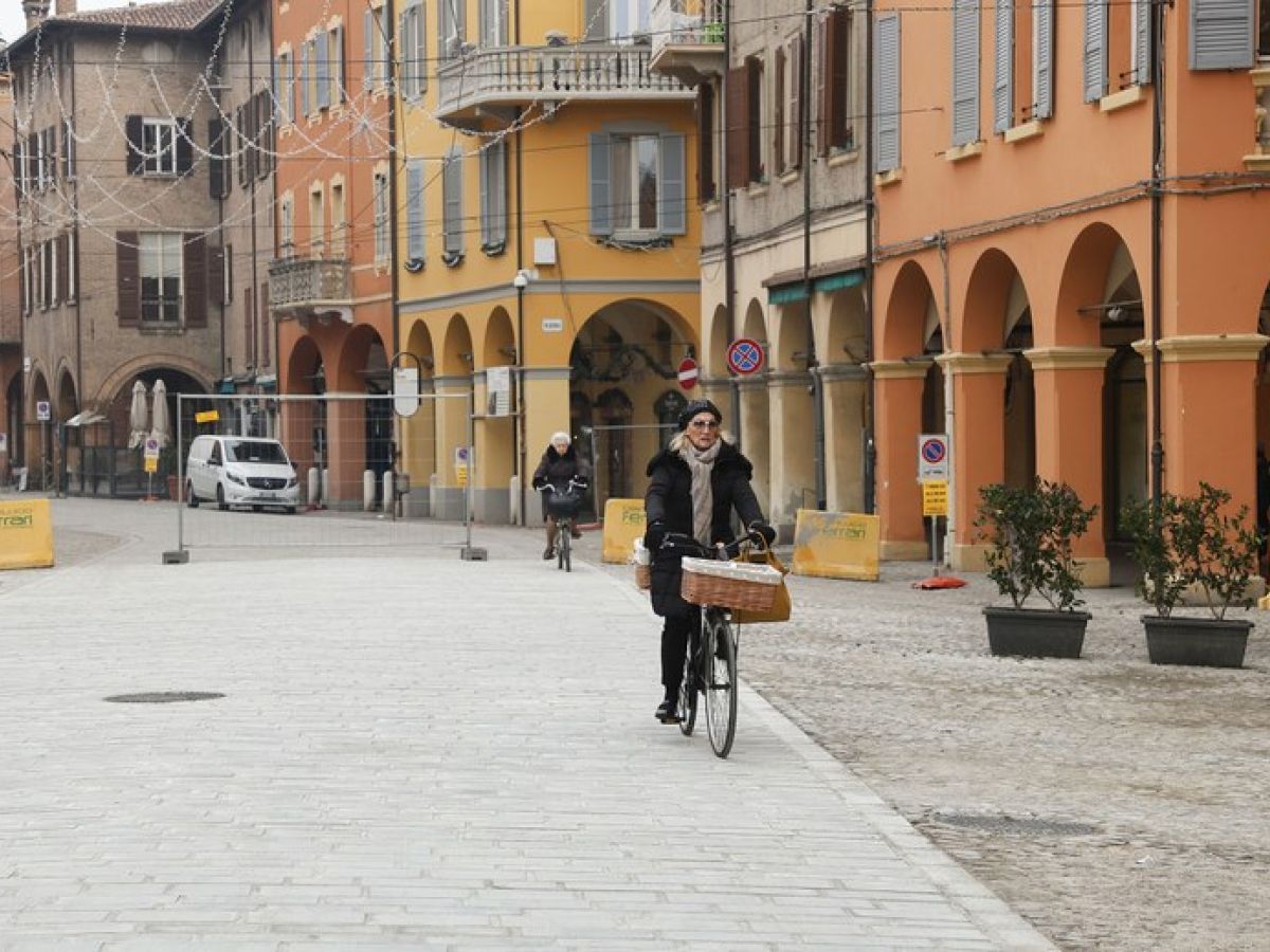 Modena: Corso Canalchiaro, lastre di selce e ciottoli fino a piazza San Francesco